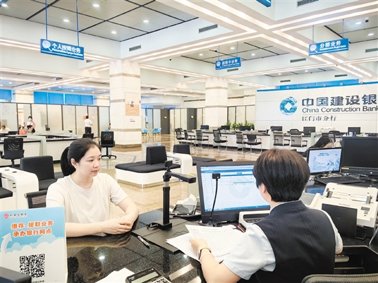 市民在咨詢單位補(bǔ)繳公積金事宜。