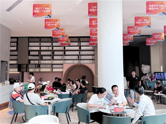 購房補(bǔ)貼疊加樓盤促銷，吸引不少消費(fèi)者。