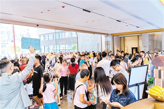 國慶假期，鶴山市駿景灣·品悅項(xiàng)目“人從眾”。