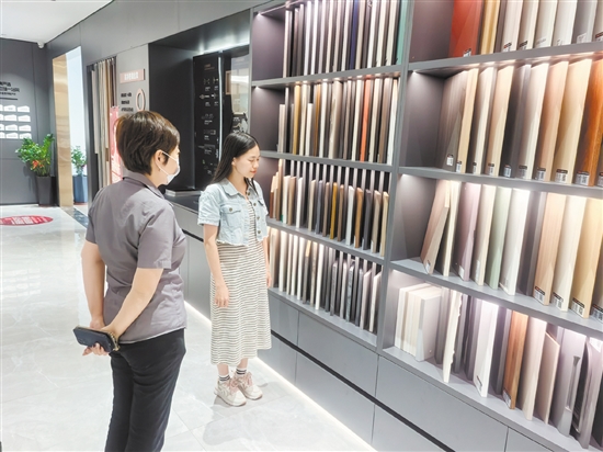 江門市家裝廚衛(wèi)“煥新”活動開展以來，吸引不少市民消費。