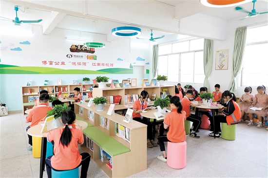 新落戶的博富公益“悅讀館”環(huán)境明亮舒適。