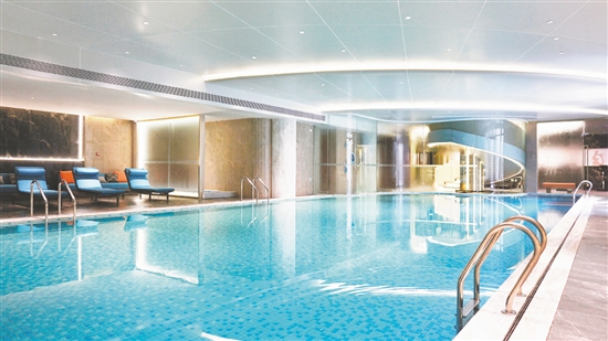 部分樓盤的會所配備了室內恒溫標準泳池。