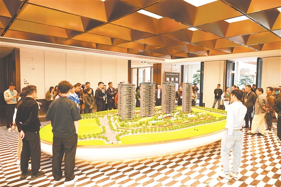 研學(xué)團(tuán)探訪江門品質(zhì)住宅代表項(xiàng)目。