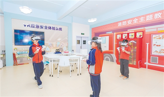 場館創(chuàng)新打造消防教育空間，配備VR應(yīng)急安全體驗系統(tǒng)與超200冊消防專題書籍。