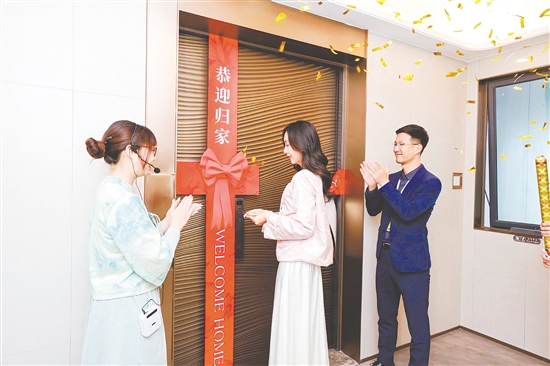 江門保利瑯悅迎來交付，鑰匙交到業(yè)主手中。