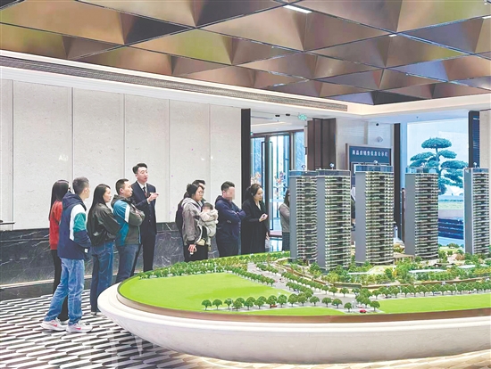 元旦假期，我市多個(gè)樓盤(pán)人氣旺。