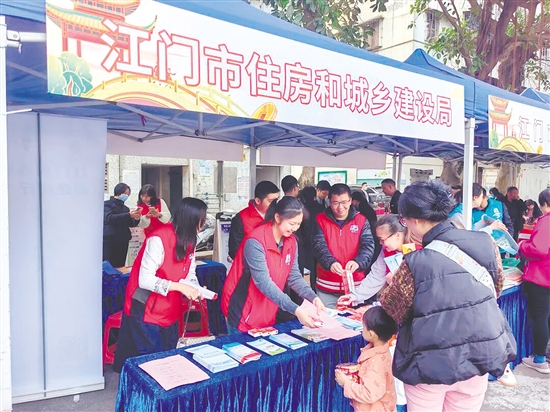 工作人員向群眾普及住建領(lǐng)域法律知識。