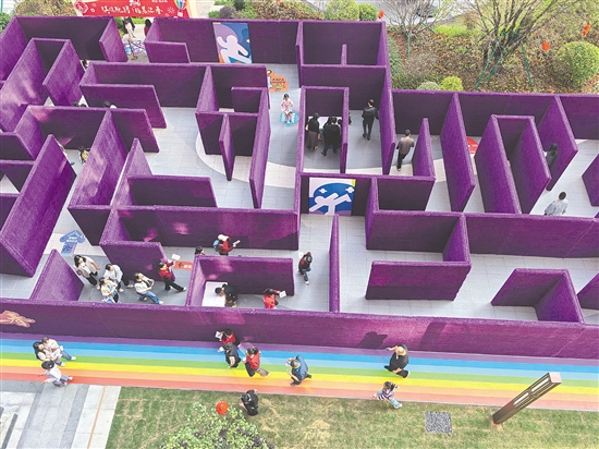 “網(wǎng)紅迷宮”引人關(guān)注。