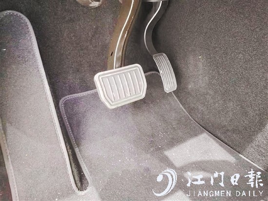 部分新能源汽車可以把最常用的加速、剎車功能集中到電門上（右邊踏板）。