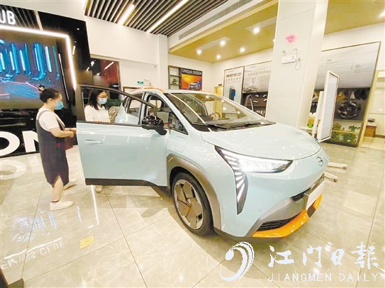 如果是報廢舊車，消費者購買推廣名單中的新能源汽車可補貼1萬元。