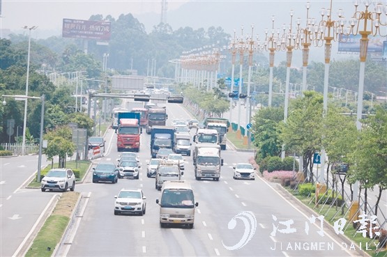 隨著汽車駛?cè)肭Ъ胰f戶，路上的汽車越來越多。