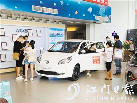 電動(dòng)微型汽車因價(jià)格實(shí)惠而廣受消費(fèi)者關(guān)注。