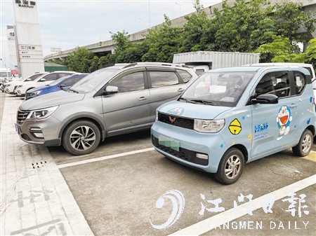 電動(dòng)微型汽車車身短小，停車非常方便。