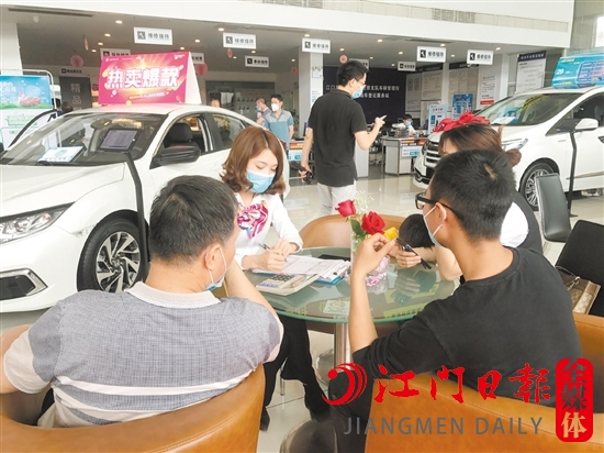 消費者在簽訂貸款合同的時候，務(wù)必要細(xì)讀弄清。