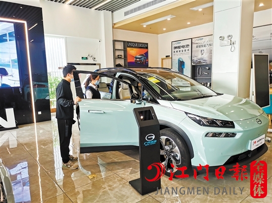 新能源汽車未受汽車缺“芯”影響，深受消費者青睞。