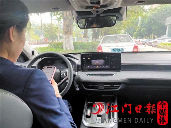 不少車主喜歡在開車的時(shí)候玩手機(jī)。