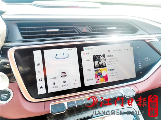 中控臺(tái)超10英寸的液晶中控屏功能強(qiáng)大。