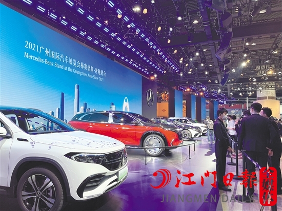 豪華品牌均把新能源汽車(chē)擺放在展區(qū)最顯眼的位置。