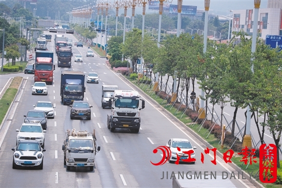 汽車駛?cè)肭Ъ胰f戶。