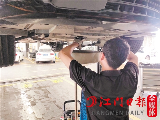 汽車4S店的售后服務(wù)越來(lái)越好。