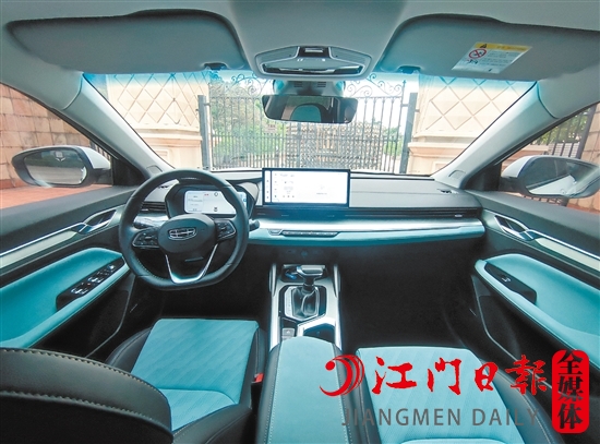 全新帝豪L采用藍(lán)黑色彩搭配，打造出精致的內(nèi)飾氛圍。