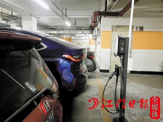 我市不少小區(qū)安裝充電樁都較為方便。