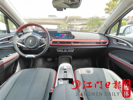 新車內(nèi)飾復(fù)古之余不乏運(yùn)動感。
