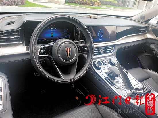 紅旗H9內(nèi)飾采用簡(jiǎn)約風(fēng)格。