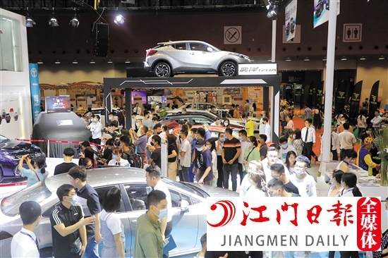 本報往年舉辦的大型車展，吸引大批市民。