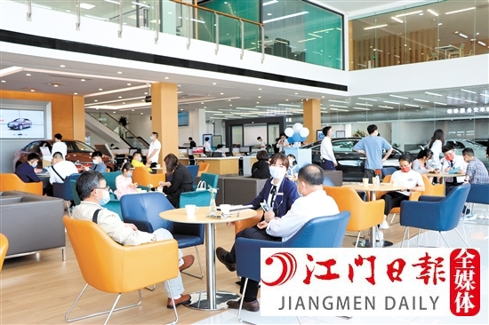 新政實(shí)施首月，吸引了不少消費(fèi)者到店看車、買車。