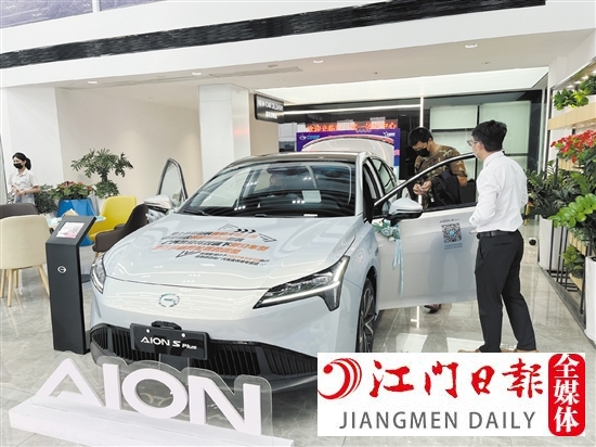 新能源汽車(chē)備受消費(fèi)者青睞。