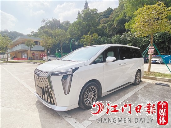 傳祺M8宗師系列雙擎御尊版外觀很霸氣。