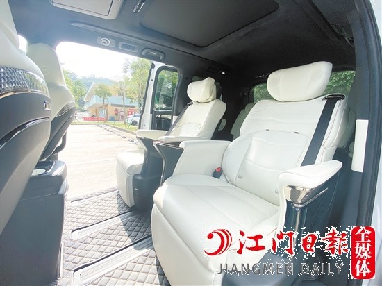 傳祺M8宗師系列雙擎御尊版第二排配備兩張獨立頭等艙座椅。