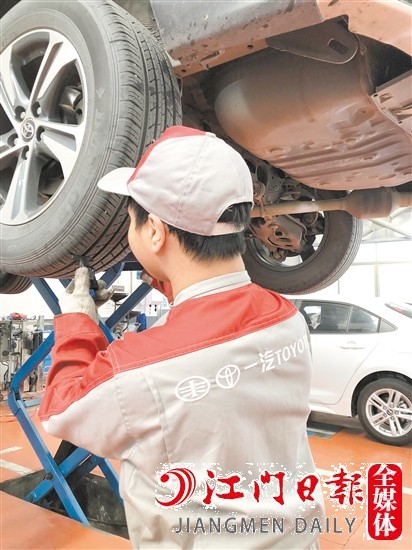 駕車出行前，要做好車輛保養(yǎng)。