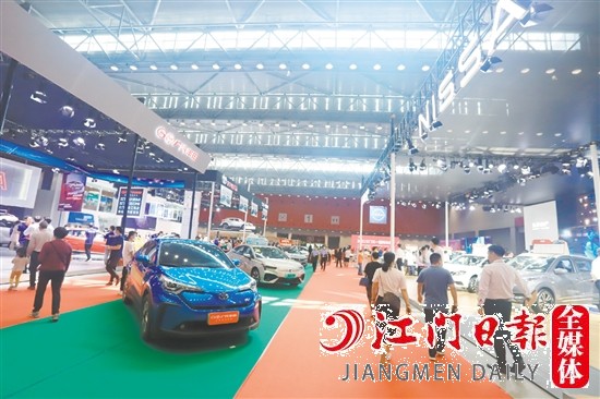 為方便消費(fèi)者貨比三家，春季車(chē)展組委會(huì)將把往屆的新能源汽車(chē)展區(qū)升級(jí)為新能源汽車(chē)展館。圖為2021年“五一”車(chē)展新能源汽車(chē)展區(qū)。