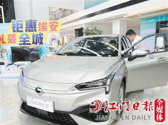 購買新能源汽車的消費者越來越多。