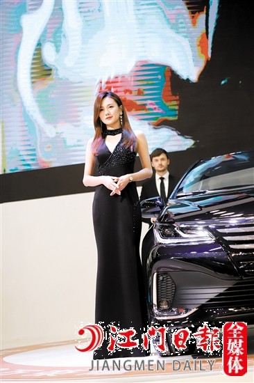 車展現(xiàn)場(chǎng)少不了香車美女。