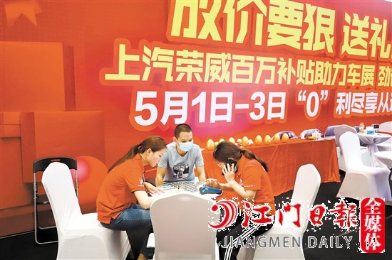 消費(fèi)者與商家簽訂購車合同時，要多加留意。