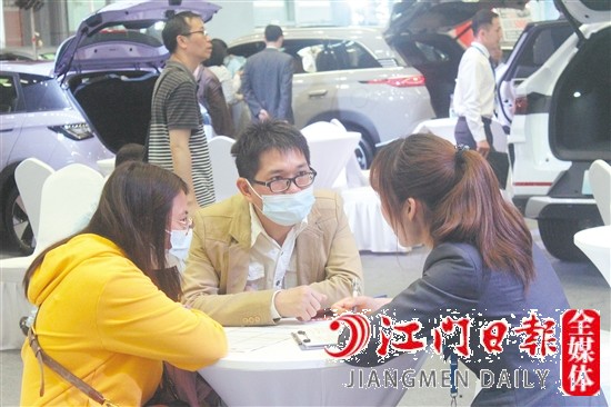 現(xiàn)場良好的氛圍吸引消費(fèi)者下單購車。