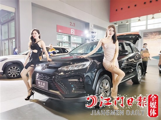 香車美女吸引眾多市民目光。