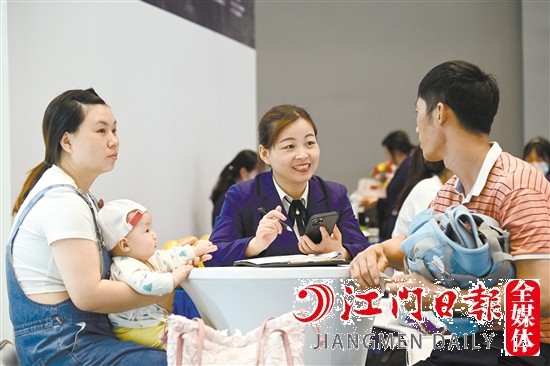 消費者現(xiàn)場向銷售人員咨詢購車相關(guān)情況。