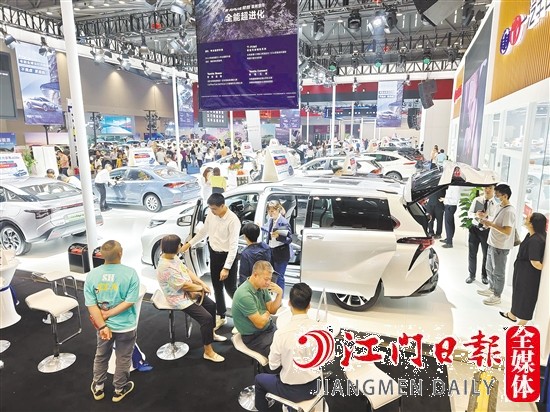 車展現(xiàn)場人氣旺。