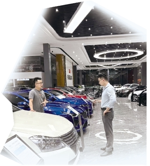 二手車商晚上直播忙。