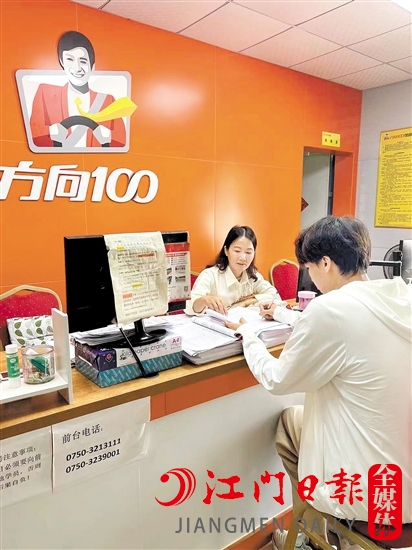 學(xué)生在駕校報名學(xué)車。