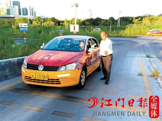 教練在教學(xué)生學(xué)車。