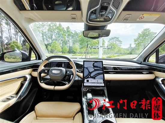 吉利博越L內(nèi)飾配置豪華感滿滿。