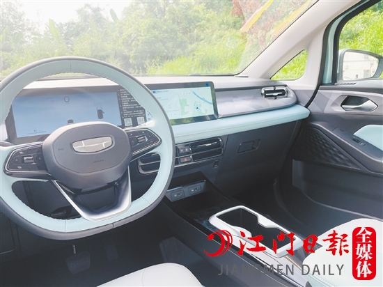 幾何E螢火蟲內(nèi)飾設(shè)計科技感十足。