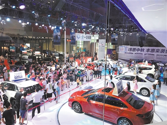 “十一”車(chē)展以規(guī)模大、規(guī)格高而著稱(chēng)。圖為往屆“十一”車(chē)展現(xiàn)場(chǎng)。