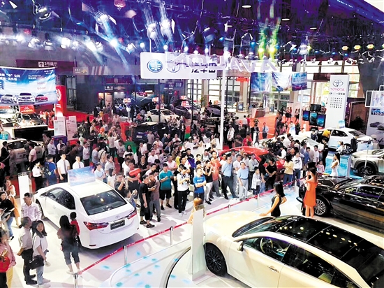 往屆本報(bào)車展人氣旺。