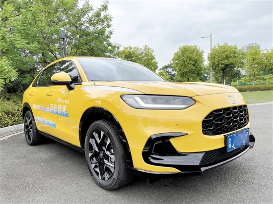 致在鮮艷的車身顏色足夠吸睛。